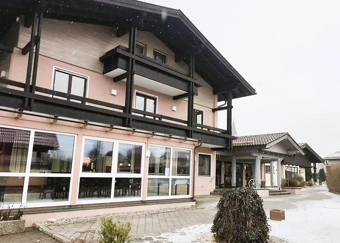 Zum Dorfwirt Hotel *
